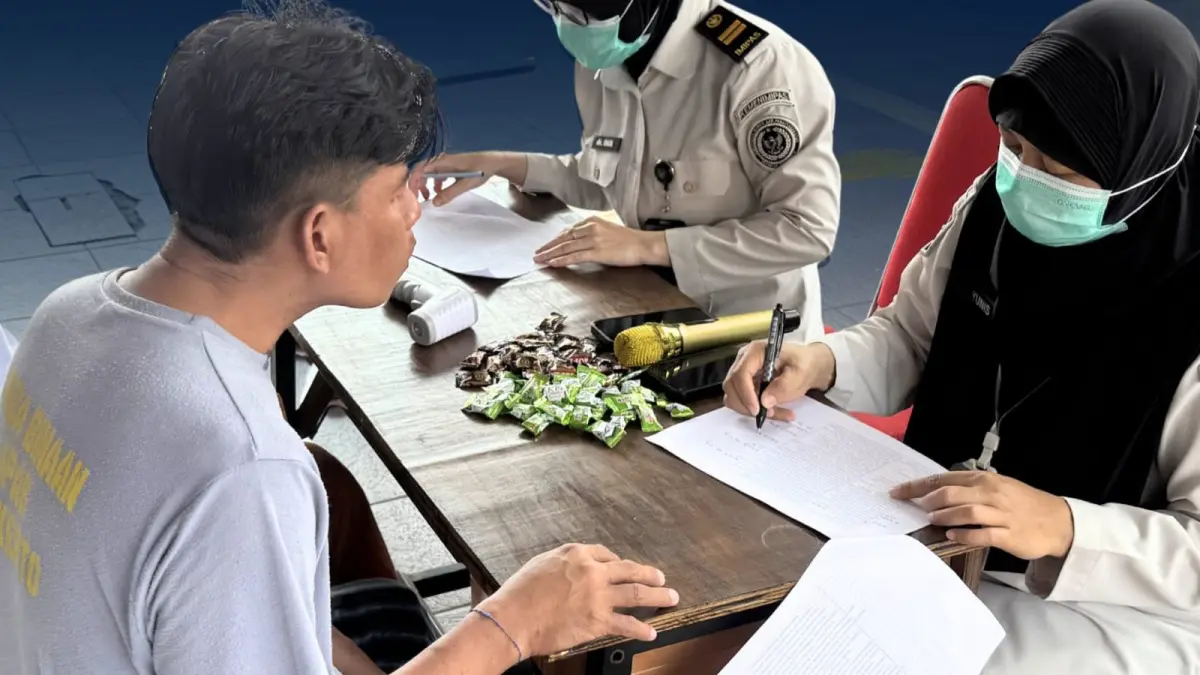 DETEKSI DINI: Warga binaan Lapas Kelas IIB Mojokerto menjalani skrining penyakit TBC dan HIV, kemarin (20/5). (Adi JPRM)