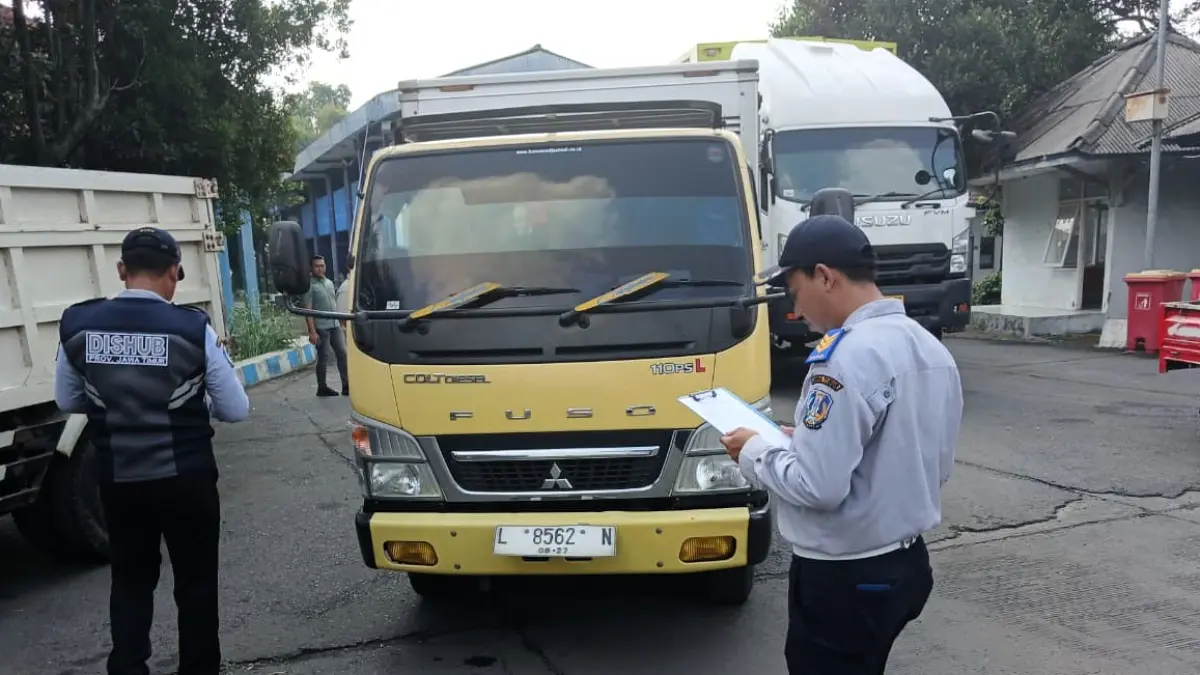 DIPERIKSA:&nbsp;Petugas memeriksa kelengkapan dokumen kendaraan saat menggelar razia gabungan di kantor UPPKB Trowulan, Selasa (19/5). (dok UPT P3 LLAJ Mojokerto for JPRM)