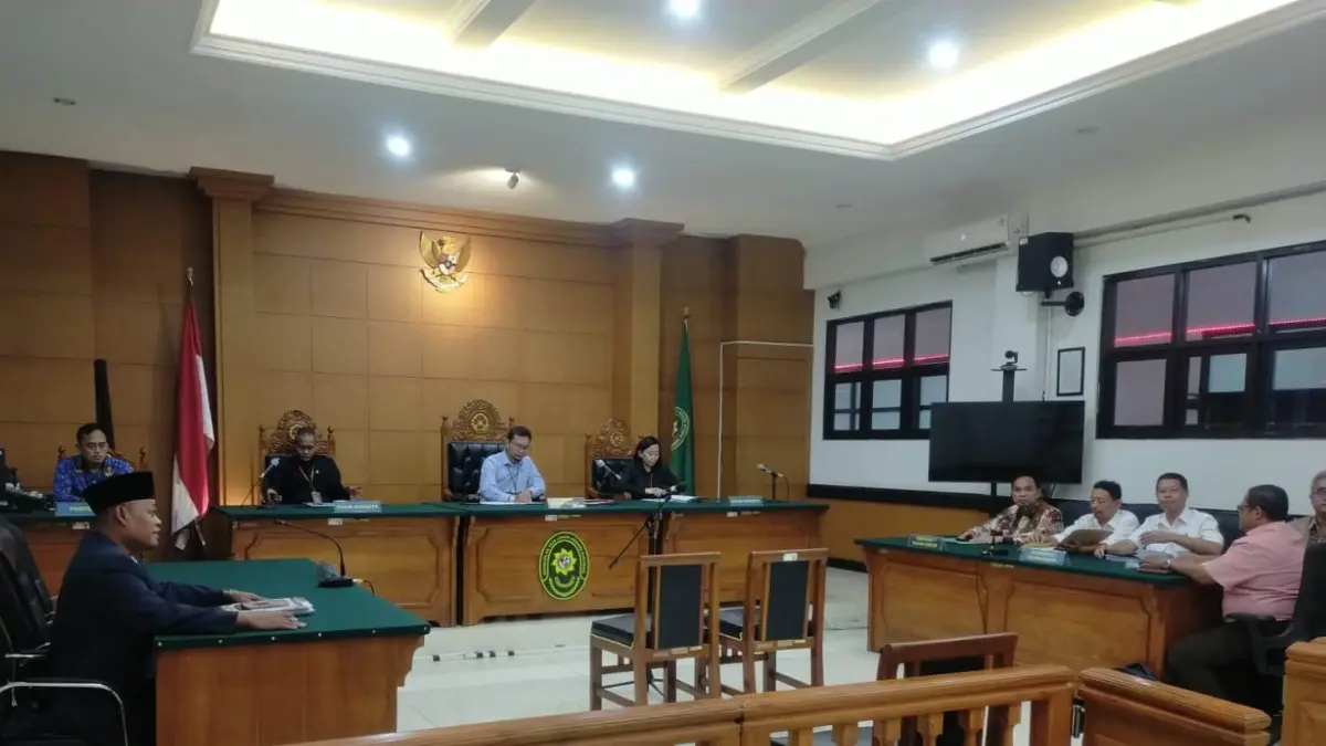 DIPERKARAKAN: Sidang perdana gugatan parkir berlangganan di Kota Mojokerto berlangsung di PTUN Surabaya, kemarin (20/5). (dok Rif