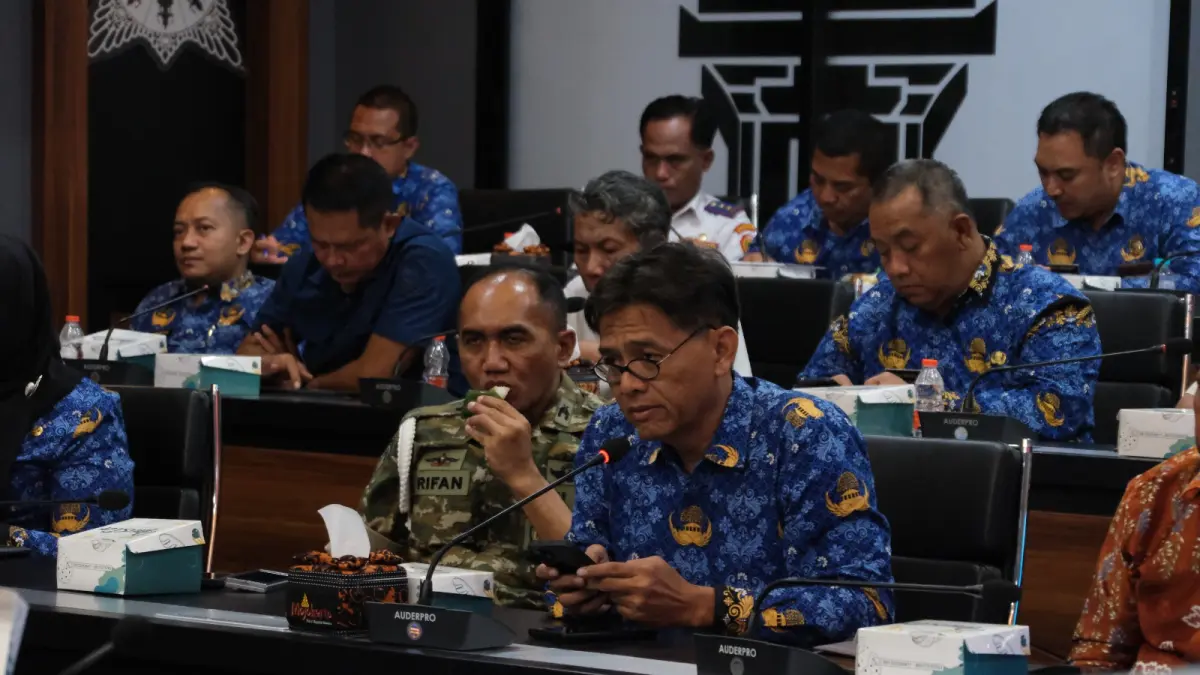 KONSOLIDASI: Ketua Tim Terpadu Pertambangan MBLB Kabupaten Mojokerto Teguh Gunarko memimpin rakor tindak lanjut monitoring galian C ilegal bersama perwakilan forkopimda di SBK Pemkab Mojokerto, kemarin (20/5). (Dori JPRM)