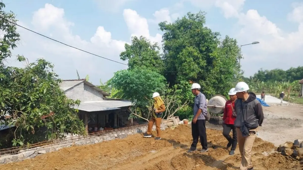 ON PROGRESS:&nbsp;Kepala Dinas PUPR Kabupaten Mojokerto Yuni Laili Faizah melakukan monitoring pekerjaan proyek di ruas jalan Lakardowo-Parengan, Kecamatan Jetis, kemarin (20/5). (Dori JPRM)