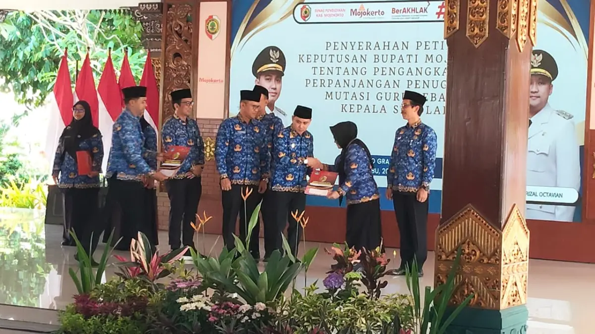TRANSPARAN: Bupati Muhammad Albarraa menyerahkan SK petikan pemindahan, perpanjangan, dan penugasan ASN sebagai kepala sekolah kepada sejumlah guru, di Pendapa Graha Majatama Pemkab Mojokerto, kemarin (20/5). (Indah JPRM)
