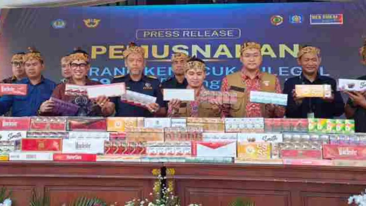 KOMITMEN: Bupati Mojokerto, Muhammad Albarraa bersama Wakil Bupati Mojokerto Muhammad Rizal Octavian dan Kepala Kantor Wilayah Bea Cukai Jawa Timur I Rusman Hadi memusnahkan BMN hasil penindakan di bidang cukai tahun 2026 dengan potensi kerugian negara sebesar Rp 10,8 miliar di halaman Pemkab Mojokerto, Kamis (21/5). (Dori JPRM) 