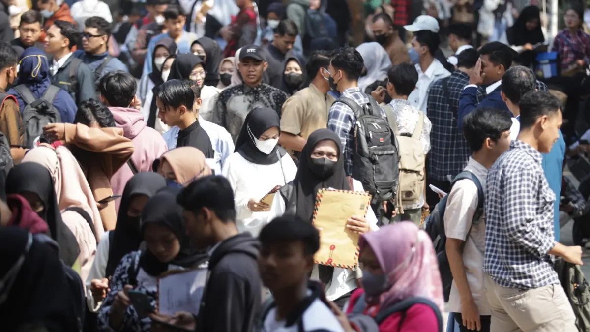 ANGKATAN KERJA: Aktivitas para pencari kerja dalam sebuah bursa kerja di Mojokerto Raya beberapa waktu lalu. Separuh jumlah lulusan SMA/SMK di Mojokerto Raya kini masih dalam kondisi menganggur. (dok JPRM)