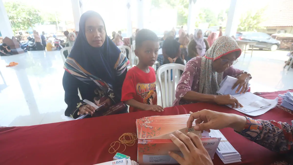 BANSOS: Suasana distribusi kartu keluarga sejahtera (KKS) terhadap keluarga penerima manfaat (KPM) di pendapa Kecamatan Puri, Kabupaten Mojokerto, Kamis (21/5). (Sofan JPRM)