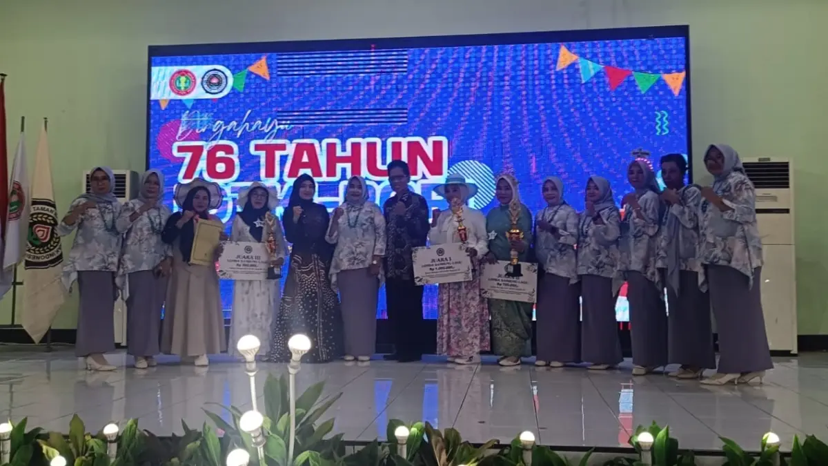 JUARA:  Pemenang lomba sambung lagu antarguru TK bersama Ketua IGTKI-PGRI Kabupaten Mojokerto Hariani, pengurus, dan dewan juri 