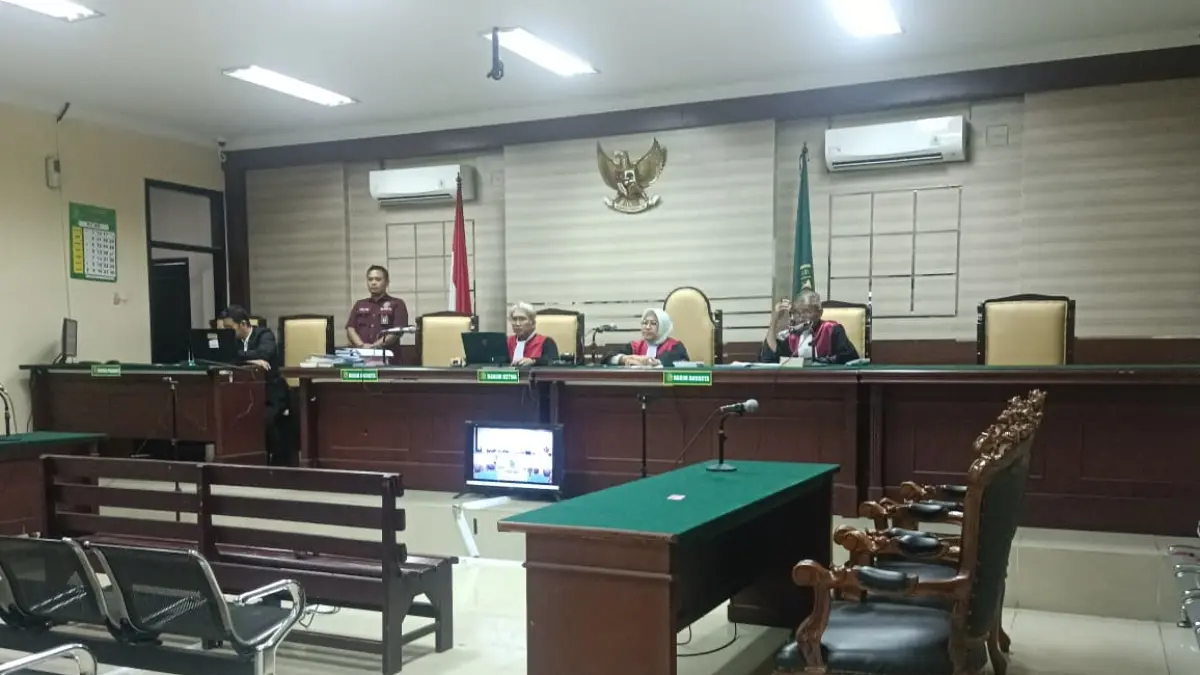 KOSONG: Jaksa penuntut umum membacakan tuntutan perkara korupsi pembangunan Pasar Wisata Desa Sumbersono Kecamatan Dlanggu dengan terdakwa Noto Harianto dalam Sidang di Pengadilan Tipikor Surabaya, Selasa (19/5). (Farisma JPRM)