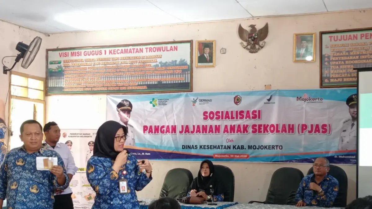 LANGKAH PENCEGAHAN: Petugas Dinkes Kabupaten Mojokerto menyosialisasikan keamanan pangan sekaligus menguji produk jajanan di kawasan sekolah, Rabu (20/5). (Indah JPRM)