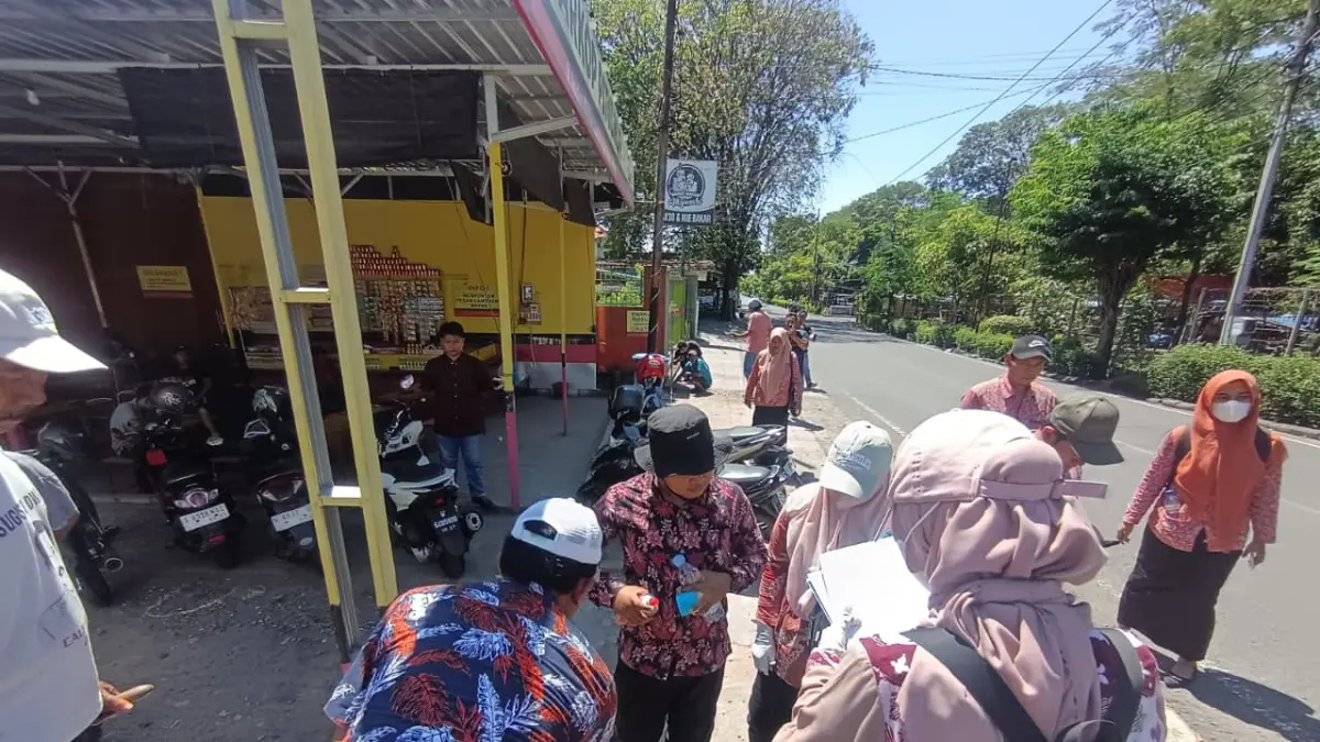 MENUJU PEMBEBASAN: Petugas DPRKP2 bersama tim gabungan mengukur bidang lahan yang rencana akan disasar pengadaan lahan untuk pusat pemerintahan baru di Desa Jotangan, Kacamatan Mojosari. (Rizal JPRM)