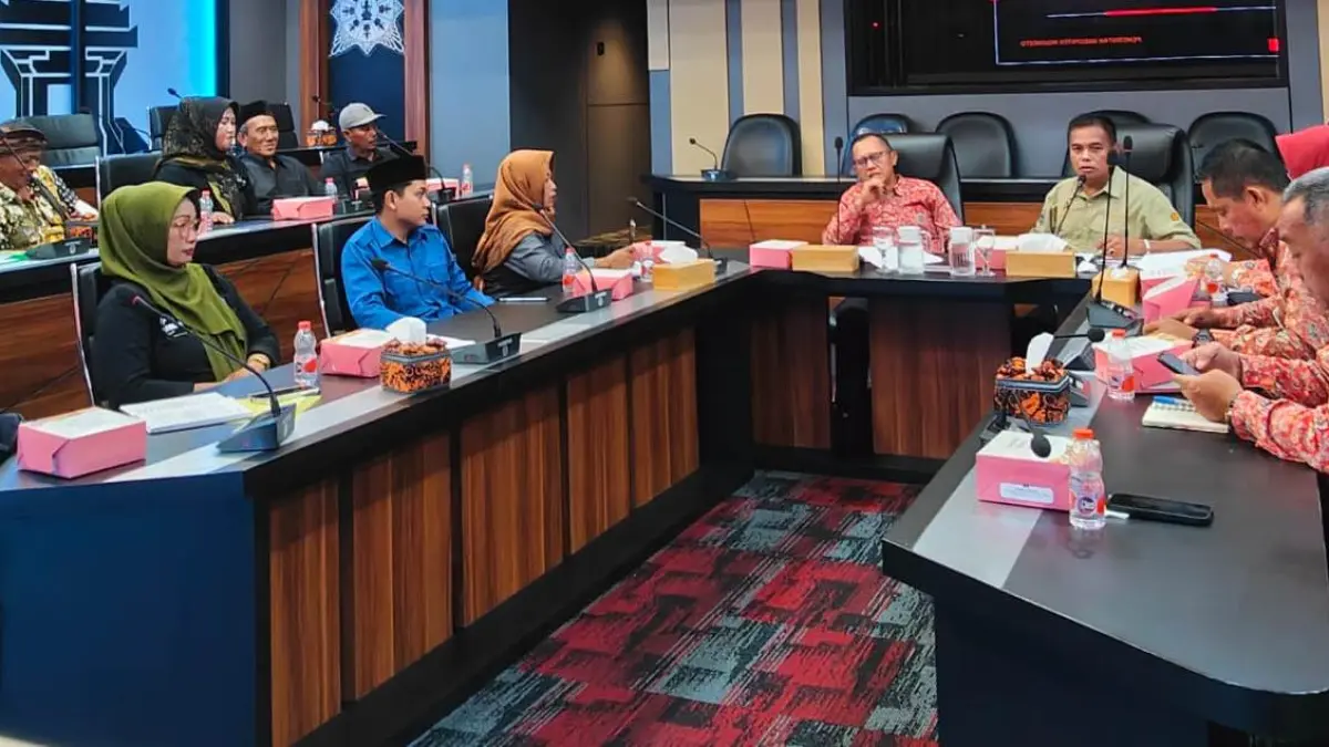 TAGIH JANJI: Elemen mahasiswa yang tergabung dalam PMII Cabang Mojokerto bersam LSM dan organisasi masyarakat menagih keseriusan tim terpadu pertambangan MBLB dalam menindak praktik tambang ilegal yang masih beroperasi, di kantor Pemkab Mojokerto, kemarin (21/5). (Dori JPRM)