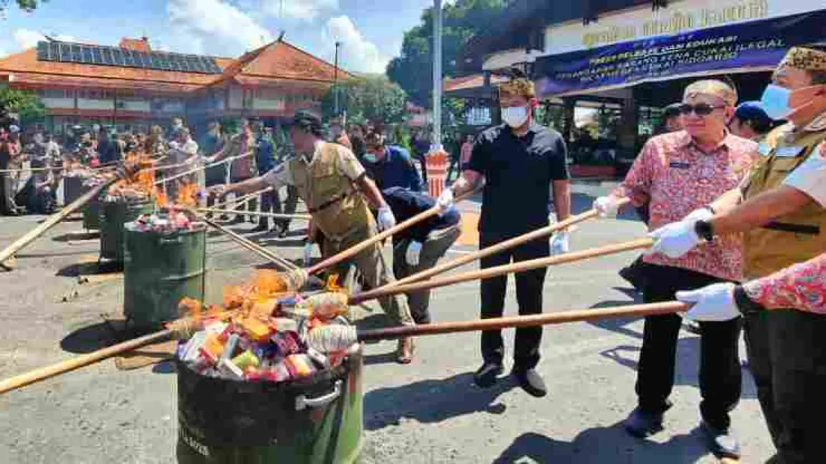 PEMUSNAHAN: Ribuan barang rokok tanpa cukai dimusnahkan dengan cara dibakar di halaman kantor Pemkab Mojokerto, Kamis (21/5). (Dori JPRM) 