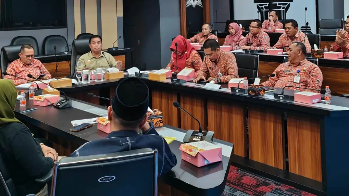 PERKUAT TIM: Sekdakab Mojokerto Teguh Gunarko saat menerima audiensi dengan mahasiswa dan LSM untuk menindaklanjuti penanganan pertambangan ilegal di kantor Pemkab Mojokerto, kemarin (21/5). (Khudori JPRM)