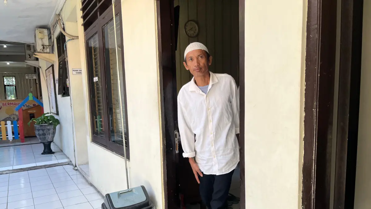 TERBUKTI BERSALAH: Ajib, terdakwa penembakan terhadap mantan mertua usai menjalani sidang putusan di Pengadilan Negeri Mojokerto, kemarin (21/5). (Farisma JPRM)