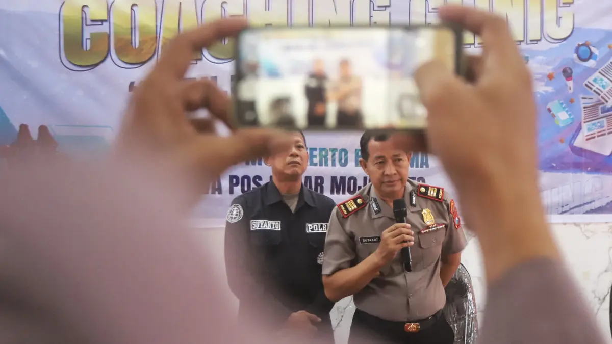 TRANSFER ILMU: Peserta dari anggota polsek di rayon 4 Polres Mojokerto mengikuti pelatihan jurnalistik yang dilaksanakan di aula kantor Kecamatan Puri, kemarin (21/5). 