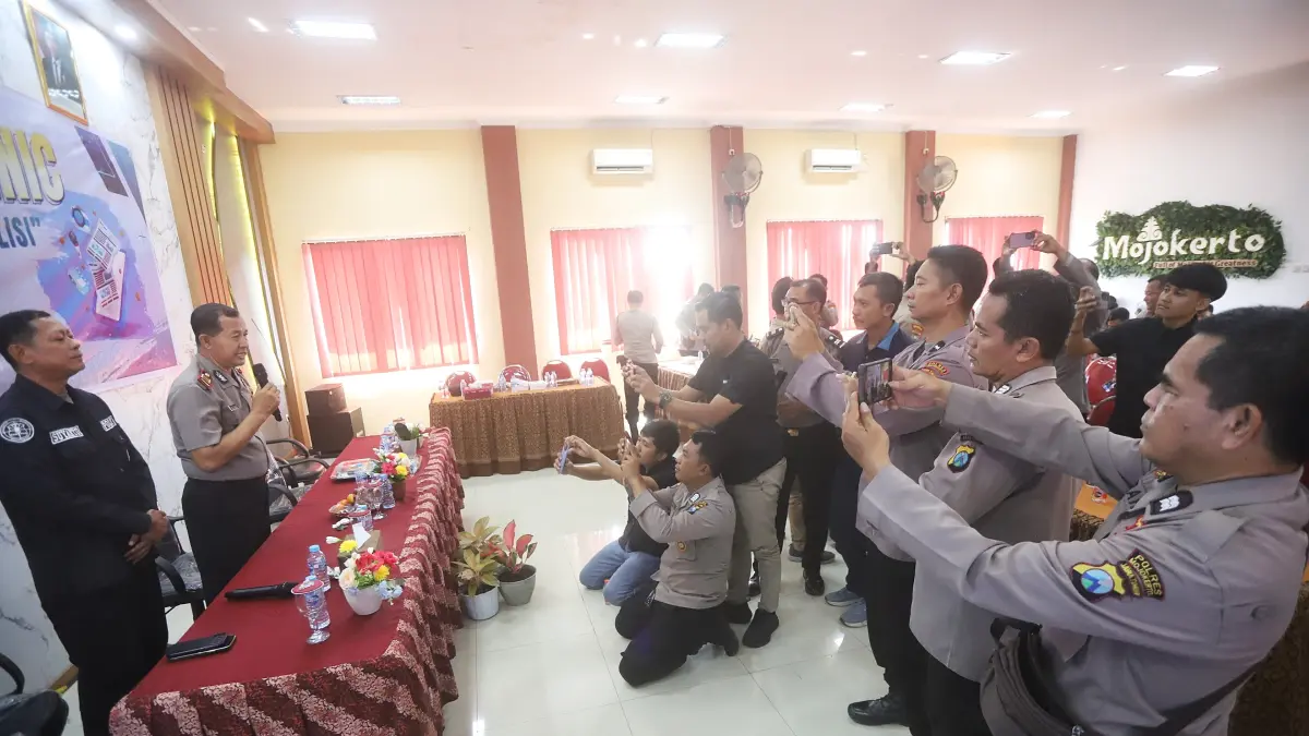 TRANSFER ILMU: Peserta dari anggota polsek di rayon 4 Polres Mojokerto mengikuti pelatihan jurnalistik yang dilaksanakan di aula kantor Kecamatan Puri, kemarin (21/5). (Sofan JPRM)