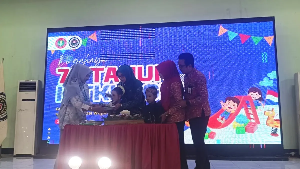 APRESIASI:  Bunda PAUD Kabupaten Mojokerto Shofiya Hanak Albarraa didampingi Kepala Dinas Pendidikan Kabupaten Mojokerto Amsar Azhari Siregar dan Ketua DWP Dinas Pendidikan Kabupaten Mojokerto dr. Nurcahyati Akbar Kusuma Wardani menyerahkan potongan tumpeng kepada Ketua IGTKI-PGRI Kabupaten Mojokerto Hariani. (Basuni JPRM)