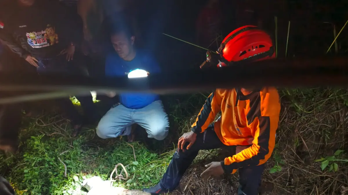 DISELAMATKAN: Personel Damkar BPBD Kabupaten Mojokerto saat mengevakuasi seekor kambing yang masuk dalam lubang sumur di Desa Sumbertanggul, Kecamatan Mojosari, Rabu (20/5) malam. (Rizal JPRM)