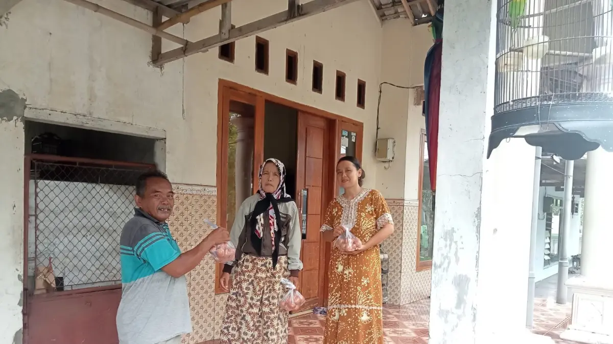 KETAHANAN PANGAN: Panen perdana ditandai dengan pembagian telur kepada warga di tiga dusun sebagai bentuk dukungan terhadap keberlanjutan usaha peternakan ayam petelur BUMDes Bicak Makmur yang kini mulai berkembang. (Indah JPRM)