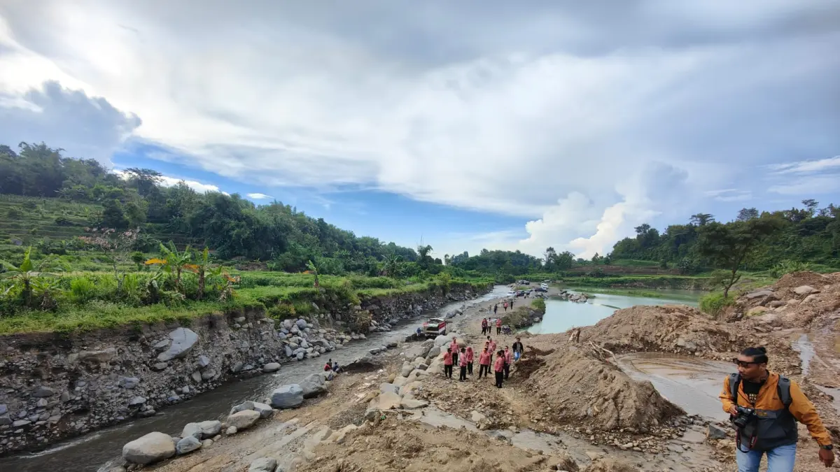 MERUSAK LINGKUNGAN: Aktivitas pertambangan di Sungai Pikatan Kecamatan Pacet, Kabupaten Mojokerto berpotensi merusak lingkungan. (Dori JPRM)