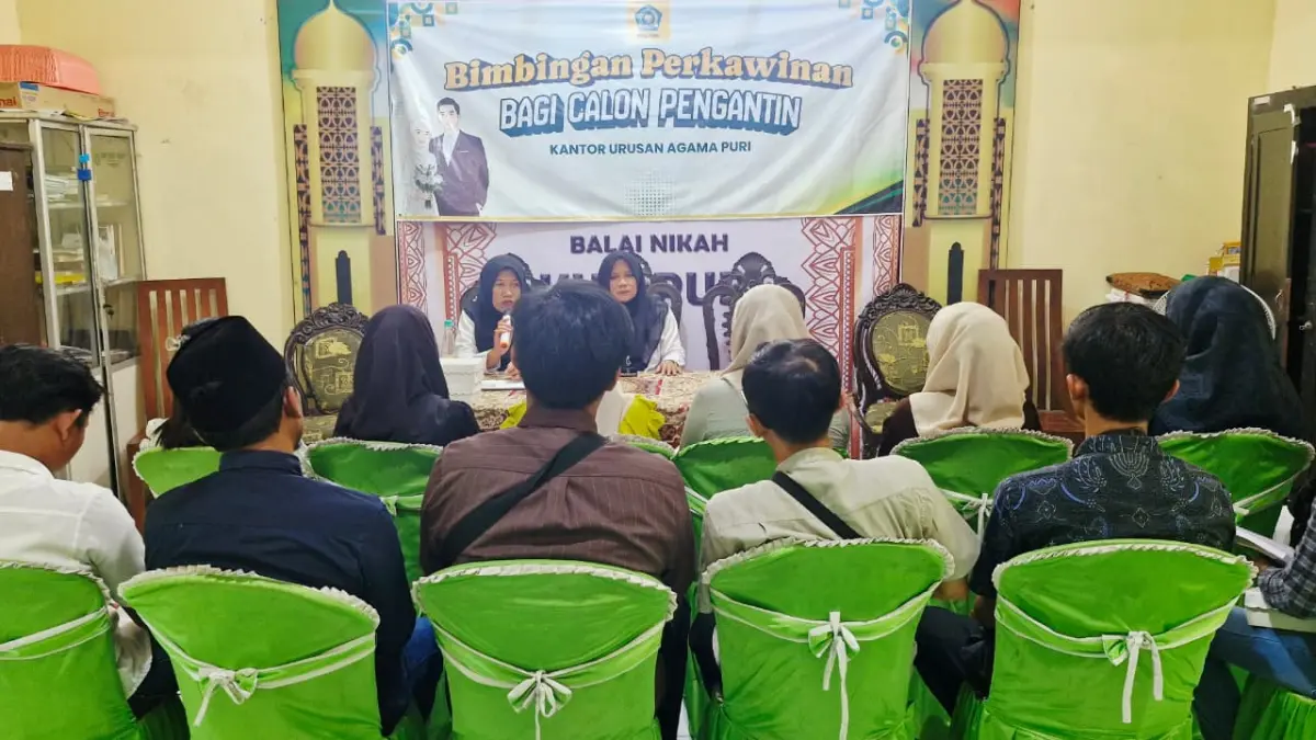 SIAP&nbsp;MENIKAH: Para calon pengantin mengikuti bimbingan perkawinan dari penyuluh agama di kantor KUA Puri beberapa waktu lalu. (dok JPRM)