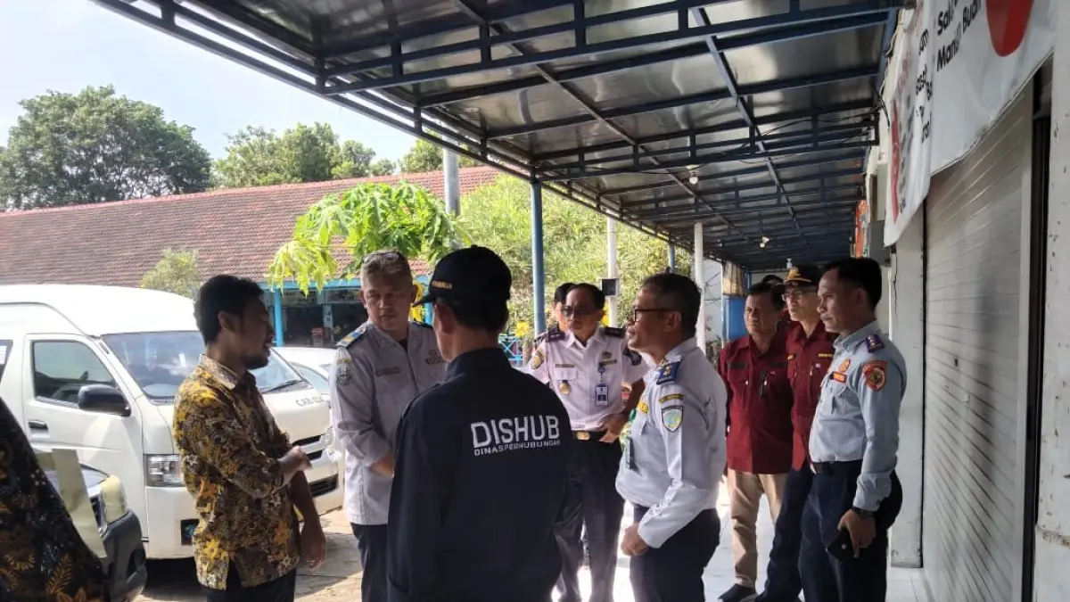 URUNG TERALISASI: Petugas dishub gabungan saat melakukan survei jalur angkutan perintis DAMRI Mojokerto-Lamongan, Juni 2024 lalu. (dok JPRM)