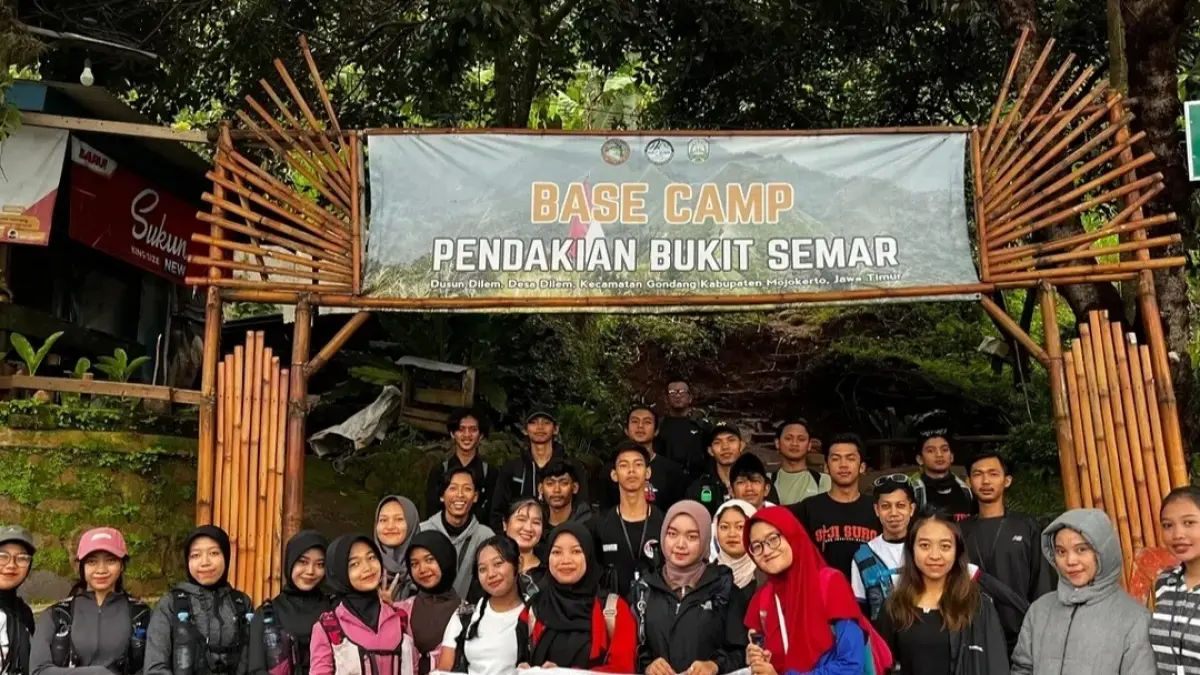 DIKEMBANGKAN: Pendaki berada di pintu masuk pendakian Bukit Semar, Desa Dilem, Kecamatan Gondang beberapa waktu lalu.