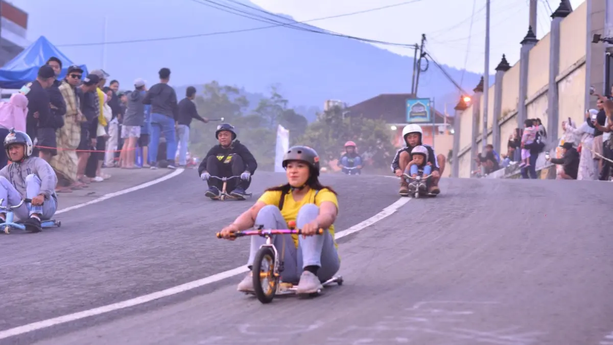 PACU ADRENALIN: Seorang pemain gledekan menuruni jalanan aspal di kawasan Pacet, Kabupaten Mojokerto beberapa waktu lalu. Permainan ini disenangi karena bisa memacu adrenalin. (dok Eva Dia Sri Lestari for JPRM)