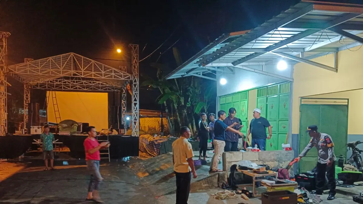 PENANGANAN: Polisi melakukan olah TKP kejadian tersengat listrik yang mengakibatkan korban jiwa di Desa/Kecamatan Gedeg, Kabupaten Mojokerto, Jumat (22/5). (dok Polres Mojokerto Kota for JPRM)