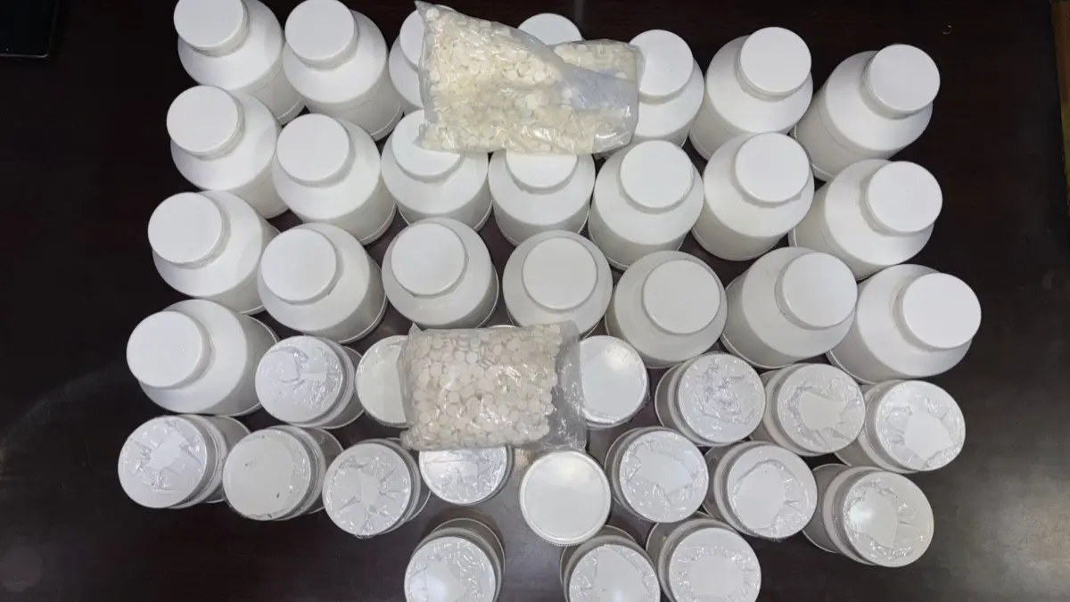 DIAMANKAN: Barang bukti pil dobel L dalam kemasan botol dengan jumlah total 40 ribu butir yang diamankan Satresnarkoba Polres Mojokerto. OK-RIS