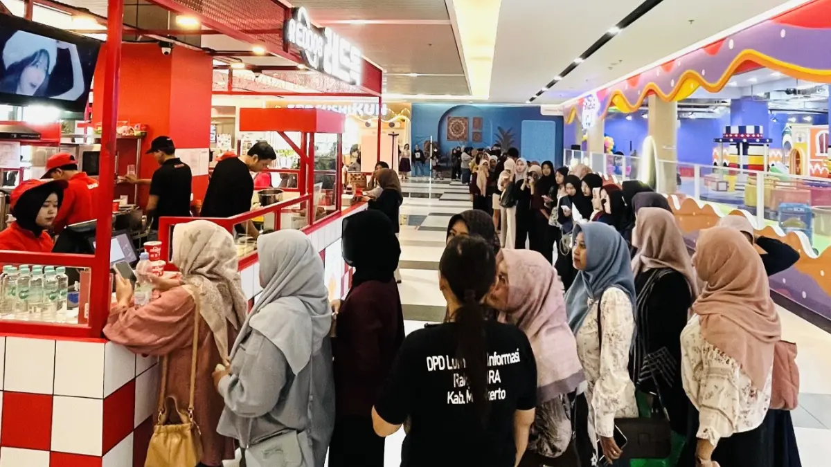 DIGEMARI: Pemburu jajanan ala Korean snack ini rela mengantre saat pembukaan, RedDog di Sunrise Mall, kemarin (24/5). OK-RIS