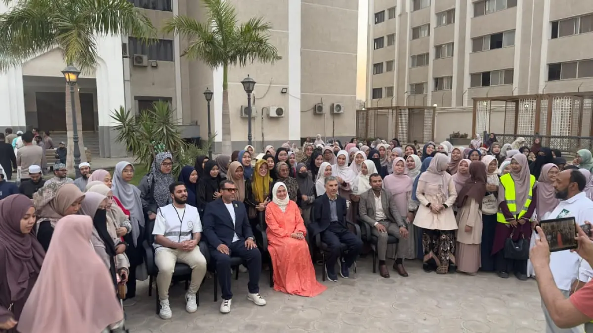 DIPLOMASI PENDIDIKAN: Al-Ustadzah Ad-Dukturah Nahlah Shaidy, penasihat Grand Syeikh Al-Azhar (baju orange) bersama para mahasiswa. 