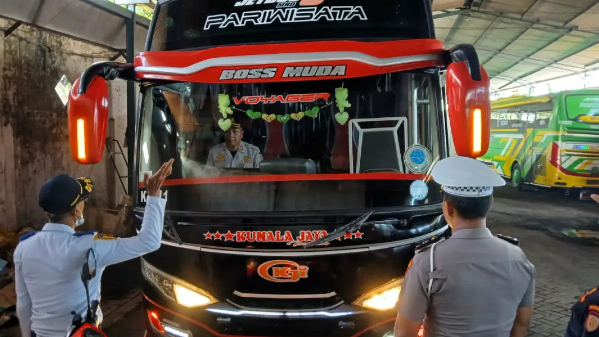 PENGECEKAN: Petugas gabungan dishub dan kepolisian melakukan pemeriksaan kendaraan di garasi bus pariwisata di wilayah Kecamatan Bangsal, Kamis (21/5). foto // UPT P3 LLAJ Mojokerto Dishub Jatim