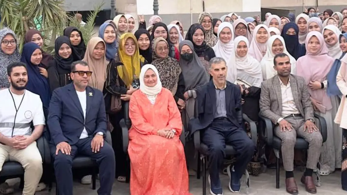SINERGI: Al-Ustadzah Ad-Dukturah Nahlah Shaidy, Penasihat Grand Syeikh Al-Azhar (baju orange) bersama para mahasiswa. (dok Ponpes eLKISI Mojokerto for JPRM)