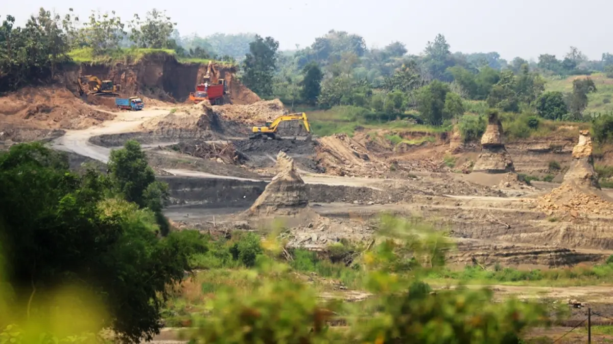BERDAMPAK EKOLOGIS: Tiga unit alat berat dan dua unit truk melakukan aktivitas pertambangan di Desa Bendung, Kecamatan Jetis, Kabupaten Mojokerto, Minggu (24/5). Sebelumnya lokasi tersebut dikenal sebagai area perbukitan yang berdekatan dengan hutan. (Sofan JPRM) 