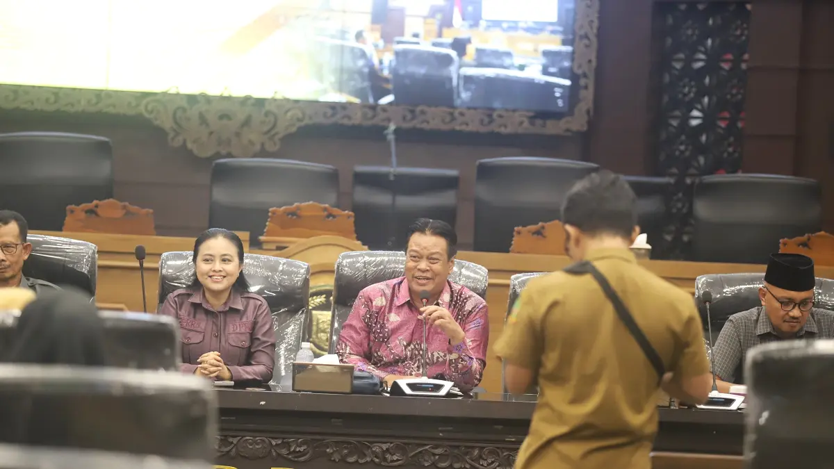 AUDIENSI:&nbsp;Rapat dengar pendapat Komisi III DPRD Kota Mojokerto dengan Dikbud Kota Mojokerto mengenai SPMB di gedung DPRD Kota Mojokerto, kemarin (25/5). (Sofan JPRM)