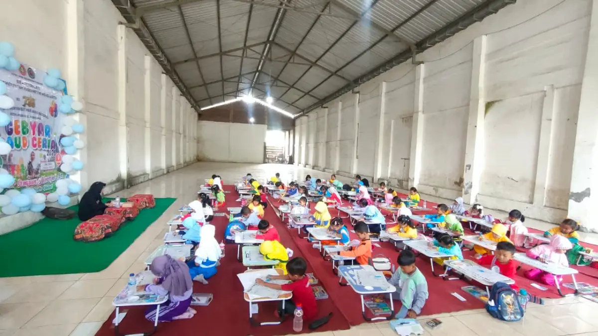 BERBAKAT: Siswa jenjang TK di Kecamatan Dawarblandong saat mengikuti babak penyisihan lomba mewarnai sebelum melaju ke tingkat kabupaten, kemarin (25/5). (Indah JPRM)