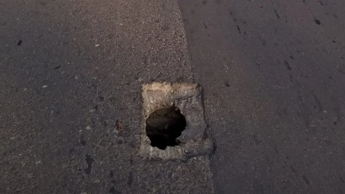 BOLONG: Kondisi Jalan Empunala, Kecamatan Magersari, Kota Mojokerto, yang jebol, kemarin (25/5). (Adi JPRM)