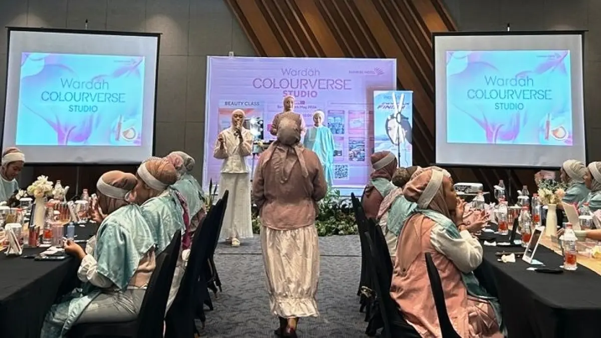EKSKLUSIF: Para peserta fokus belajar cara teknik make up yang tepat dan ramah di Ballroom lantai 3 Sunrise Hotel Mojokerto, Minggu (24/5). (Dodik JPRM)