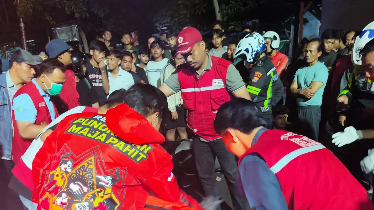 KORBAN JIWA:&nbsp;Jasad FPR dievakuasi petugas ke kamar jenazah RSUD Wahidin Sudiro Husodo Kota Mojokerto, Sabtu (23/5) dini hari. (Martda JPRM)