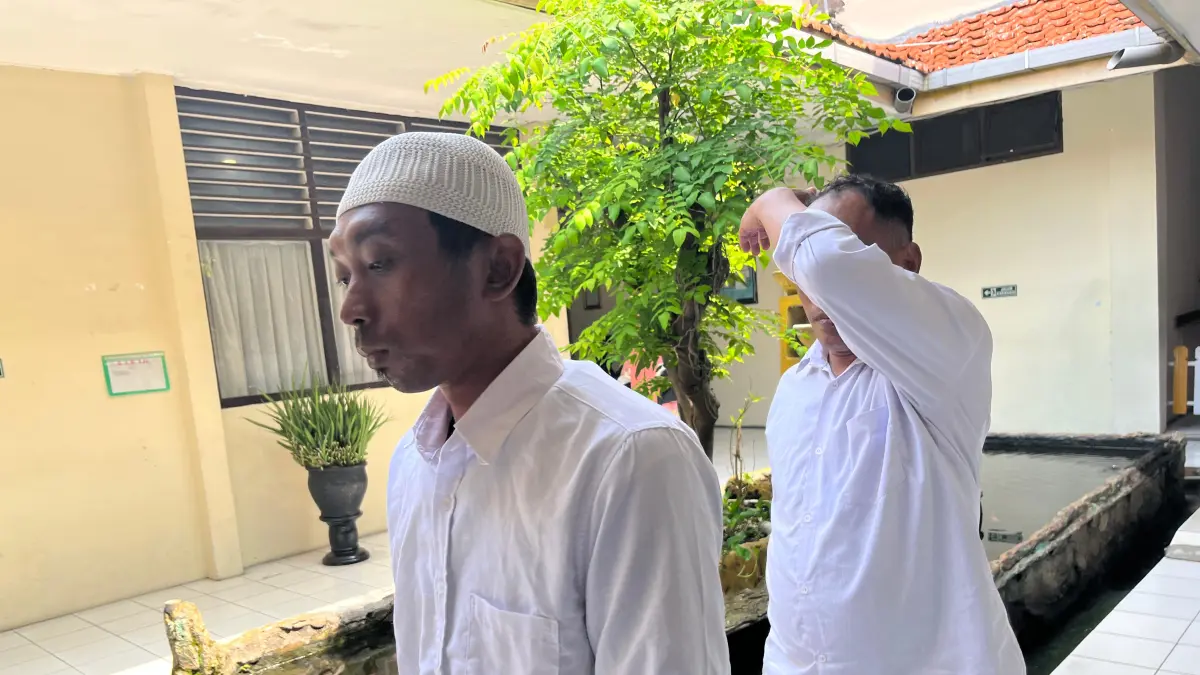 MENGAKU SALAH:&nbsp;Marta Marianto (menutupi muka), terdakwa kasus tindak pidana pencucian uang hasil narkoba usai menjalani sidang tuntutan di Pengadilan Negeri Mojokerto, kemarin (25/5). (Farisma JPRM)