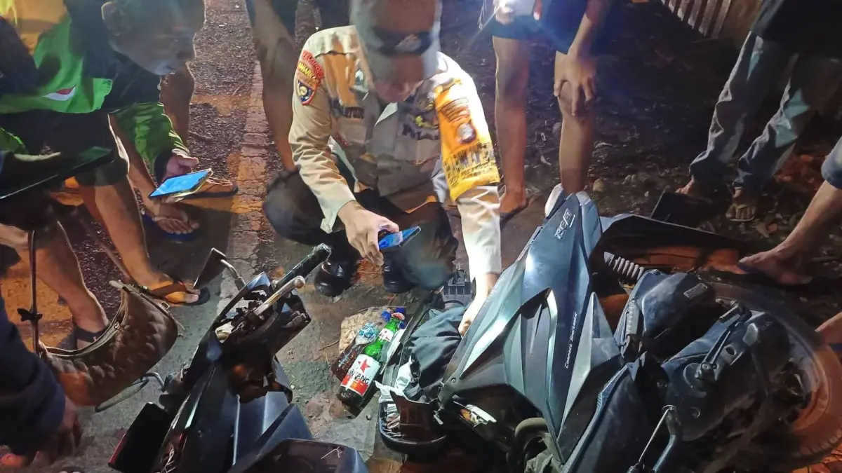 BARANG BUKTI: Sejumlah botol miras yang ditemukan polisi di tempat kejadian di Jalan Mayjen H. Soemadi Desa Pesanggrahan, Kecamatan Kutorejo, kemarin (25/5) dini hari. (Rizal JPRM)