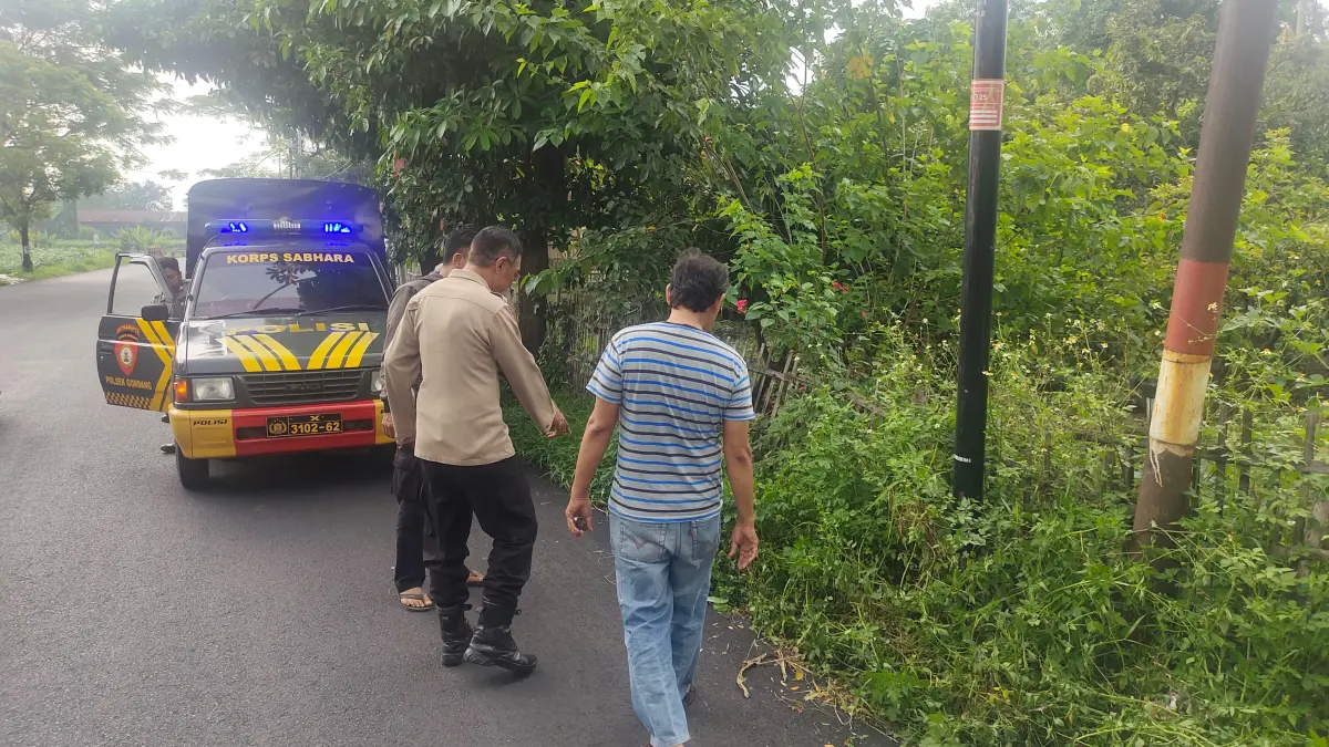 NAHAS: Petugas kepolisian mendatangi lokasi kecelakaan lalu lintas yang menewaskan satu korban jiwa di Jalan Raya Desa Kedunggede, Kecamatan Dlanggu, Kabupaten Mojokerto, Minggu (24/5). (Rizal JPRM)