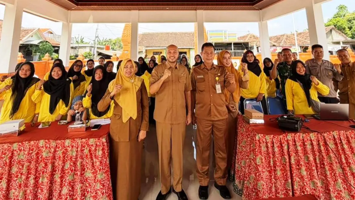 PEMBERDAYAAN: Plt Camat Mojosari Yulius Bakhtiar dan Lurah Sawahan Rizqy Dwi Lubabah saat sosialisasi Posyandu 6 SPM di Pendapa Kelurahan Sawahan, kemarin (25/5). (Rizal JPRM)