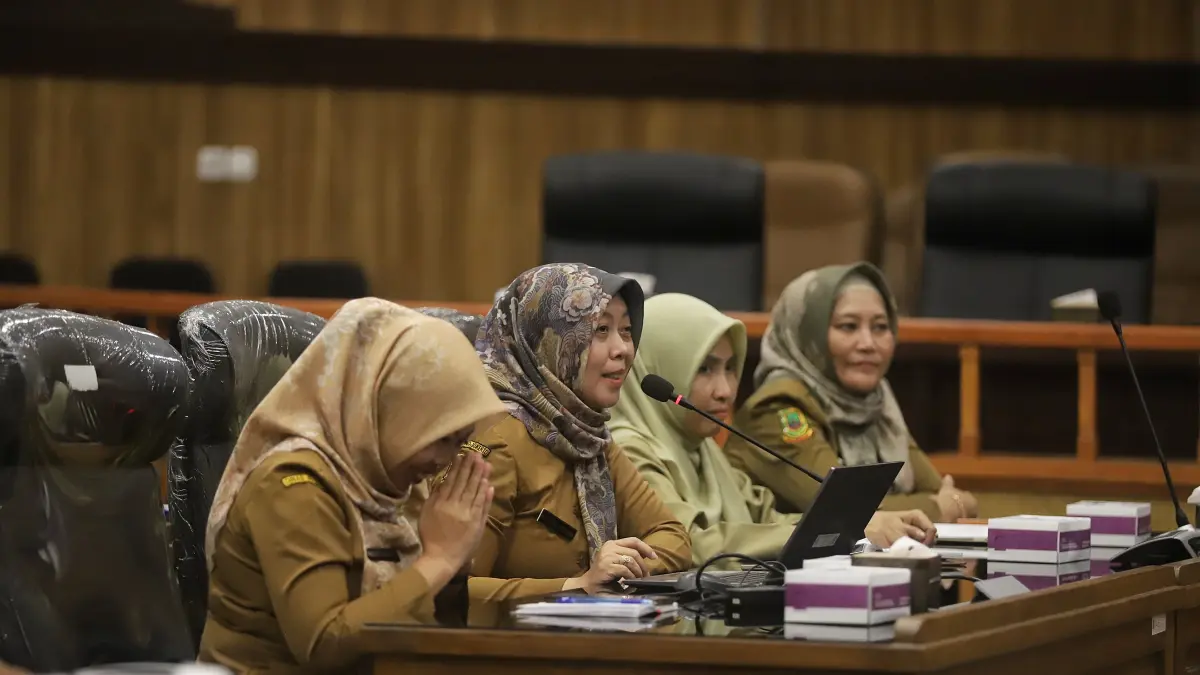 AUDIENSI: Rapat dengar pendapat (RDP) Komisi III DPRD Kota Mojokerto dengan Dinsos P3A Kota Mojokerto di gedung DPRD, kemarin (26/5). (Sofan JPRM)