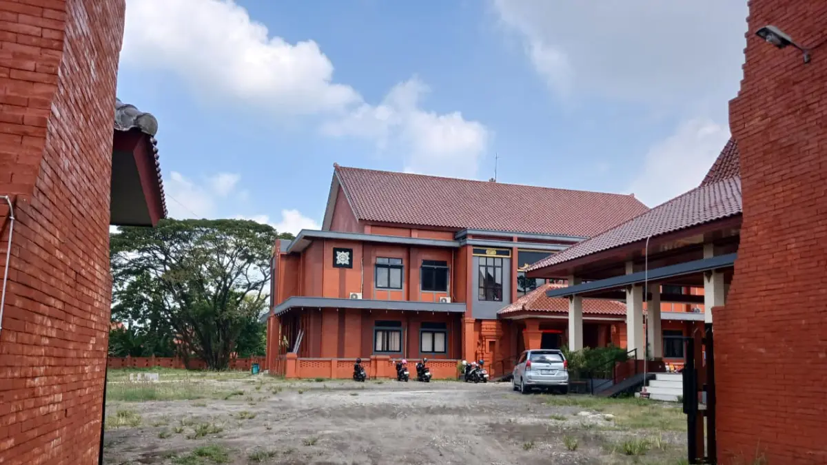 BAKAL DIGARAP: Proyek prasarana kantor Kecamatan Kranggan, Kota Mojokerto, tahun ini bakal menyasar pemasangan paving halaman. (Adi JPRM)