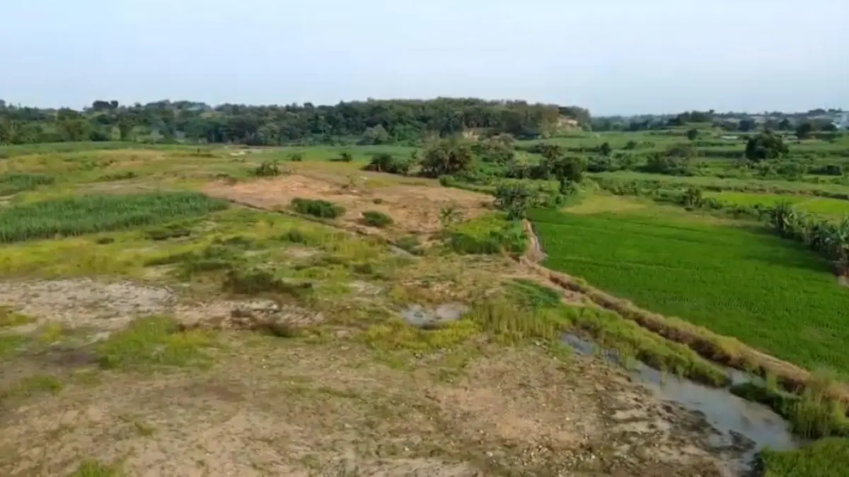 DIABAIKAN: Warga Desa Lakardowo, Kecamatan Jetis, Kabupaten Mojokerto resah akibat terjadi kerusakan lahan pasca aktivitas pertambangan yang hingga kini belum dilakukan reklamasi. (Dori JPRM)