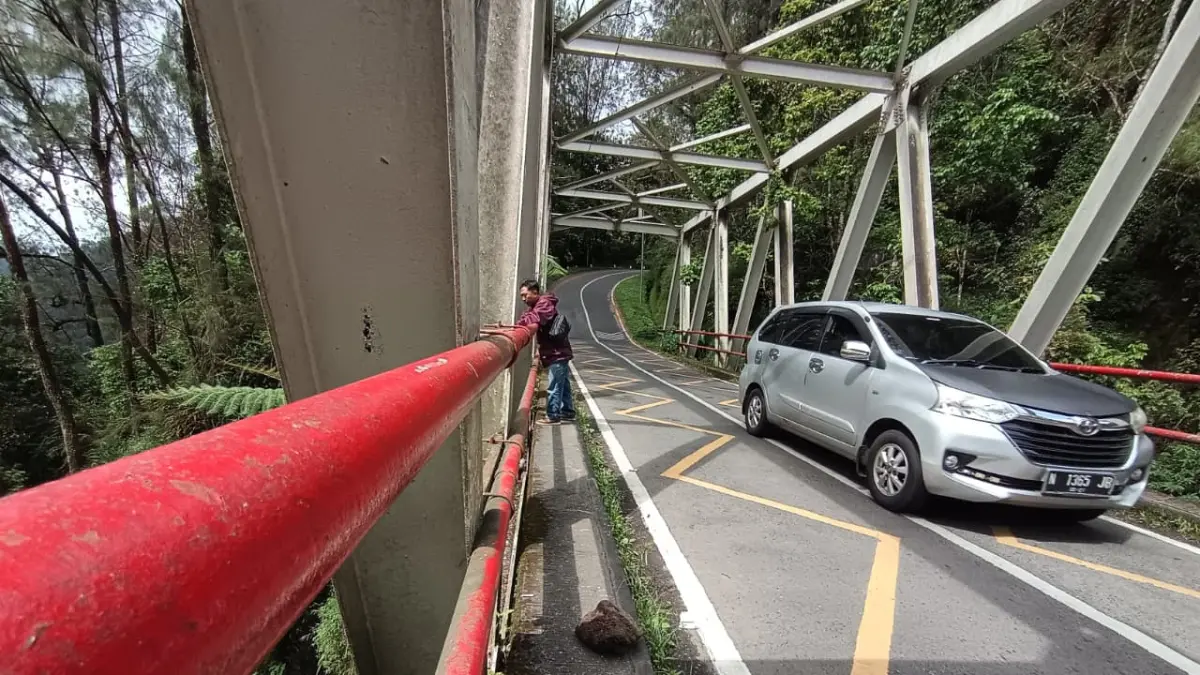 DIBERI PEMBATAS: Jembatan kembar Cangar-Pacet yang menghubungkan Kota Batu dan Kabupaten Mojokerto bakal dipasang pagar pengaman pasca dua kali peristiwa tragis pada Maret dan April lalu. (Rizal JPRM)