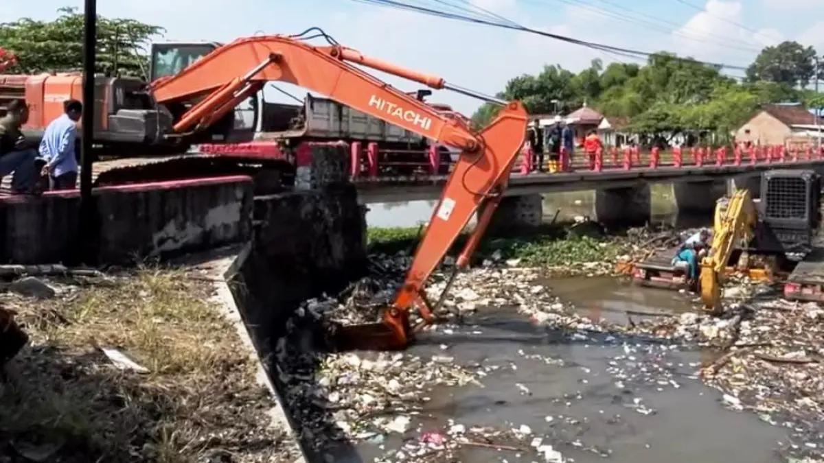 DIEVAKUASI: Alat berat mengangkat sedimen yang menyumbat aliran Sungai Sadar di Desa Watukenongo, Kecamatan Pungging, Kabupaten Mojokerto, kemarin (26/5). (Rizal JPRM)