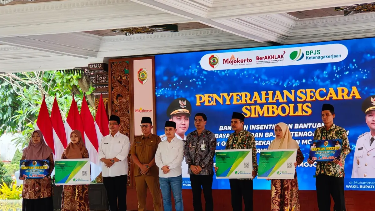 KOMITMEN: Bupati Mojokerto Muhammad Albarraa didampingi Sekdakab Teguh Gunarko menyerahkan secara simbolis bantuan&nbsp;insentif kepada enam ribu guru TPQ se-Kabupaten Mojokerto di Pendapa Graha Majatama Pemkab Mojokerto, kemarin (26/5). (Dori JPRM)