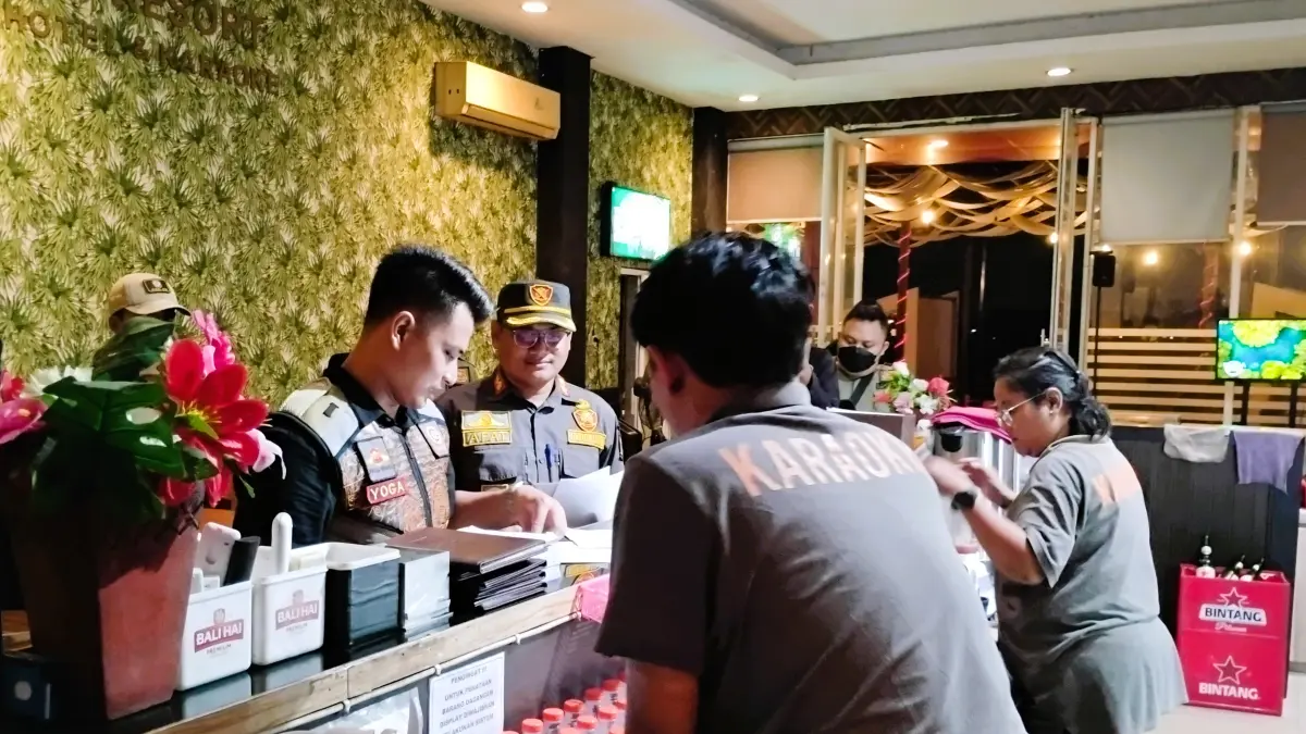 PENGARAHAN:&nbsp;Petugas Satpol PP Kota Mojokerto menyosialisasi kepada para pengelola tempat hiburan malam untuk tutup sementara selama perayaan Hari Raya Idul Adha dan Waisak, Senin (26/5) malam. (Martda JPRM)